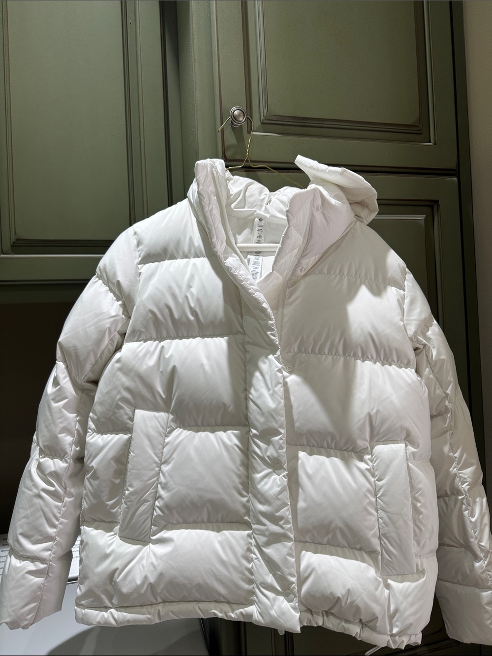 Lululemon Women’s White Wonder Puff 600 down fill Jacket with removable hood